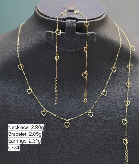 Gold necklace on a black mannequin with weight information displayed.