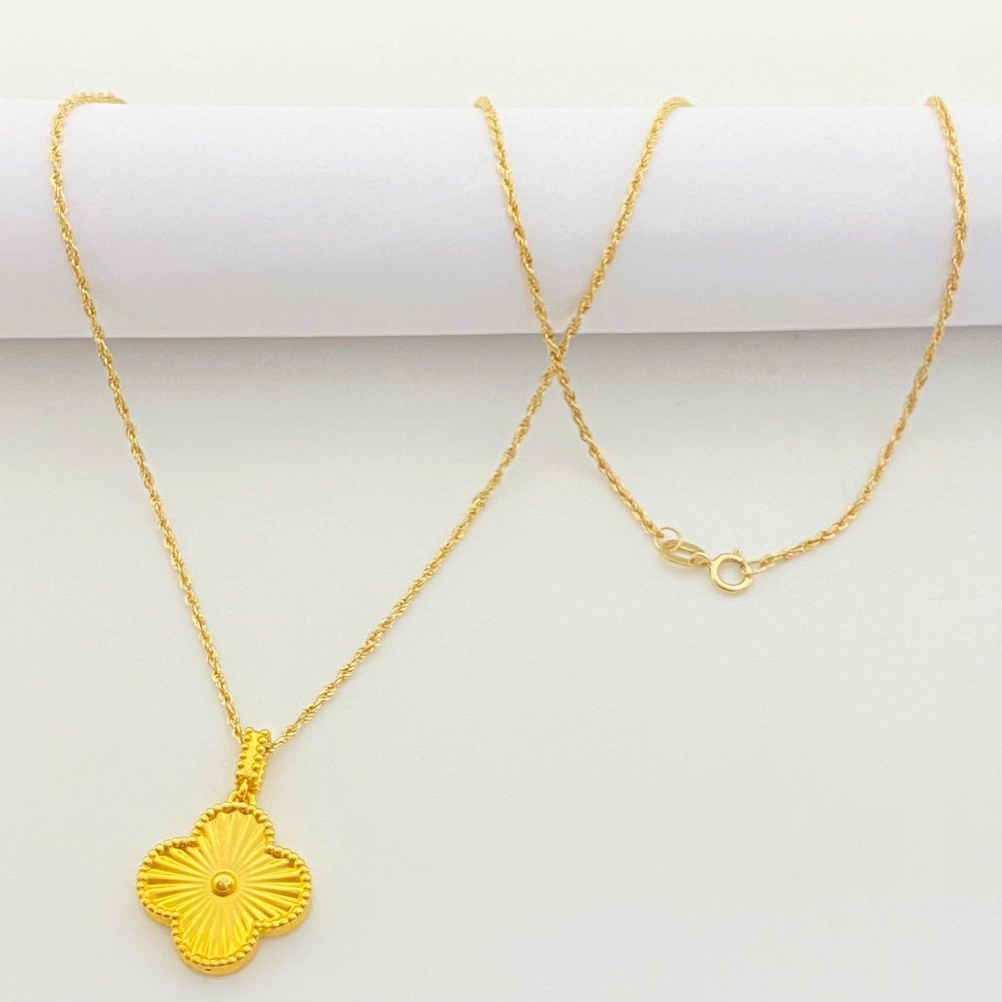18k Gold Hallow Clover Necklace