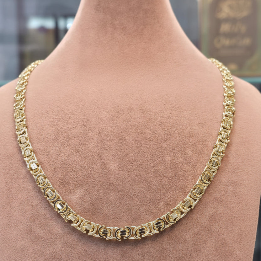 Gold chain necklace on a mannequin neck with measurements displayed.