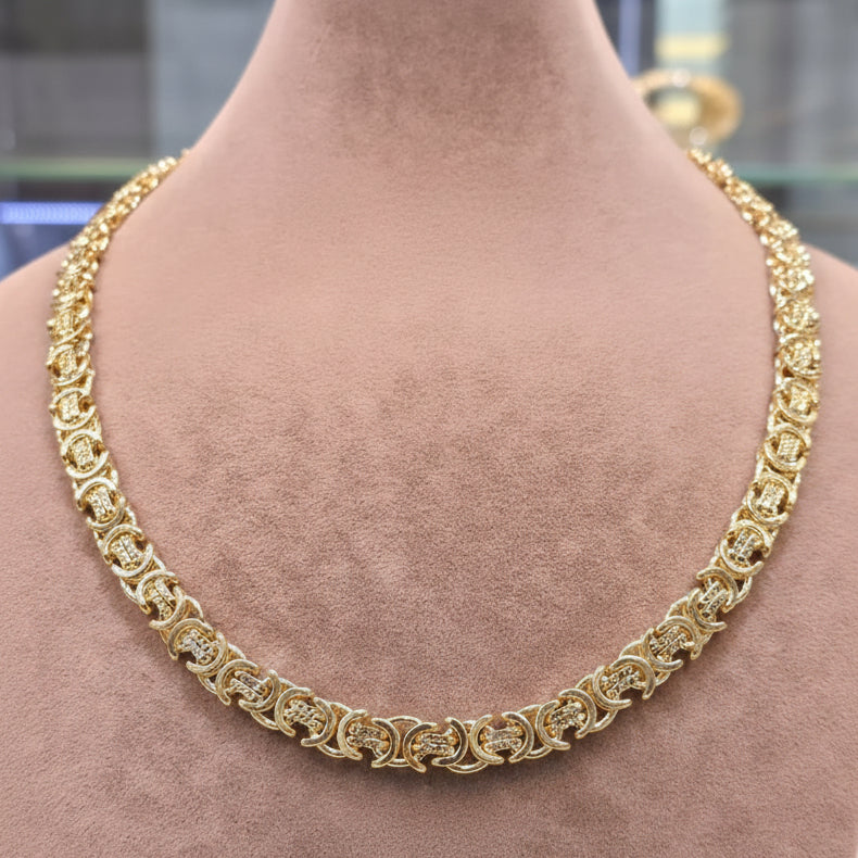 Gold necklace on a mannequin with weight and length information displayed.