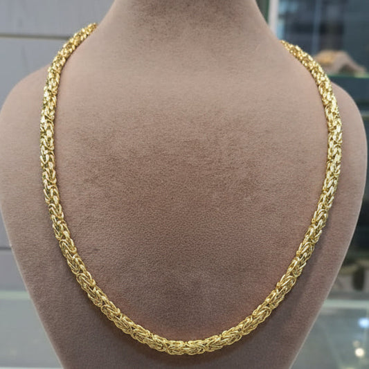 Gold chain on a mannequin with weight and length information displayed.