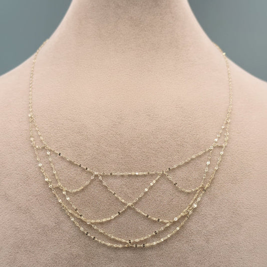 Gold necklace on a mannequin with weight and code information displayed.