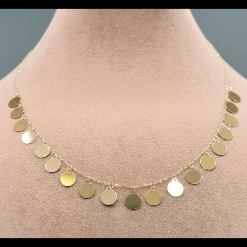Gold bracelet on a mannequin with weight and code information displayed.